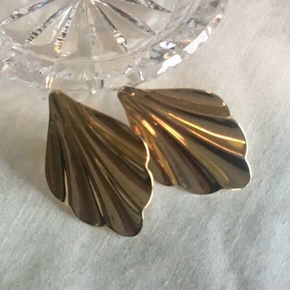 $10 ea or 3/$20 Goldtone Pierced Leaf Earrings - Picture 1 of 7